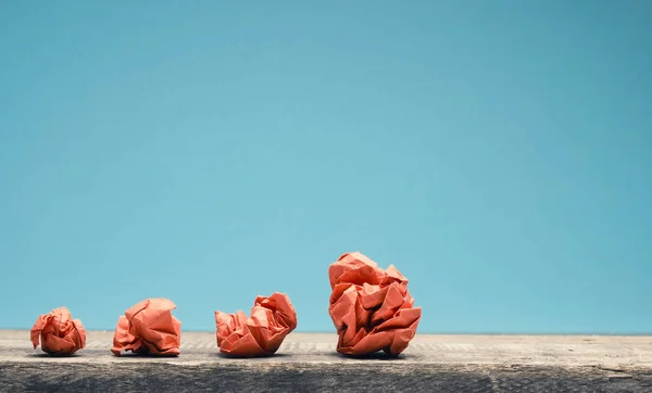 Nuevas Ideas Concepto Trabajo Equipo Con Bolas Papel Arrugadas Sobre —  Fotos de Stock