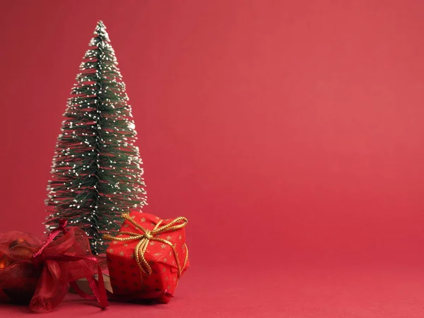 Κόκκινο Χριστουγεννιάτικο Κουτί Δώρου Χρυσό Τόξο Και Διακόσμηση Κόκκινο Φόντο — Φωτογραφία Αρχείου