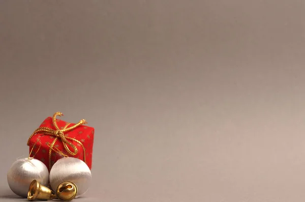 Срібні Старовинні Різдвяні Сукні Червоною Подарунковою Коробкою Сірому Фоні Простір — стокове фото