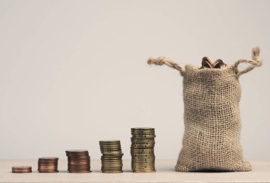 Birikmiş paralar, tasarruf, yükselen ekonomi, finansal konsept, emeklilik konsepti, sigorta