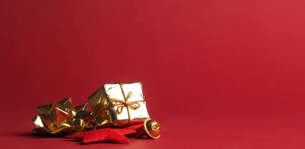 圣诞装饰为金色 背景为红色 有文字空间 节日背景为全景 — 图库照片