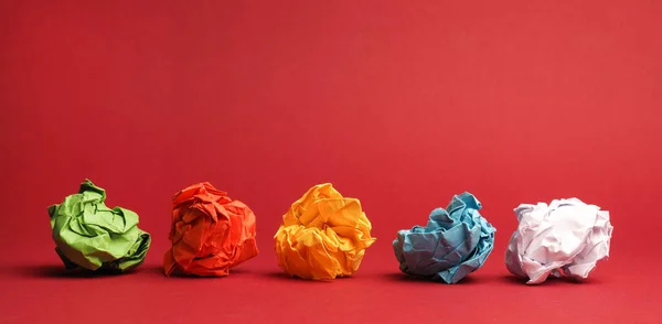 Bolas Papel Amassadas Coloridas Fundo Estúdio Vermelho Conceito Criatividade Diversidade — Fotografia de Stock