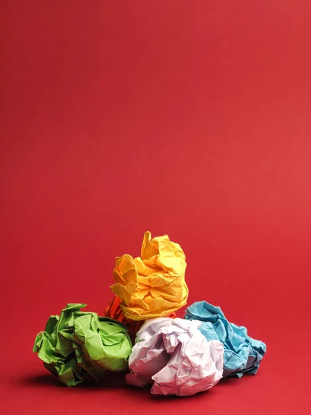 Красочные Бумажные Мячи Фоне Красной Студии Креативность Разнообразие Концепции Отличные — стоковое фото