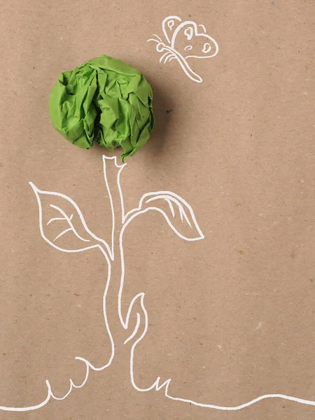 Geri Dönüştürülmüş Kağıt Arka Planda Yeşil Buruşmuş Kağıt Top Kelebekli — Stok fotoğraf