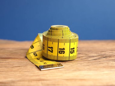 Sarı terzinin mezurası, ahşap bir masada, yakın çekim.
