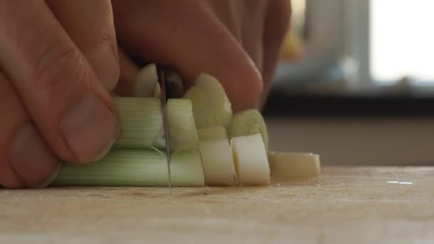 Cocinero Corta Cebolletas Con Cuchillo Cocina Cerca — Vídeo de stock