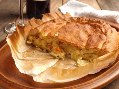 Beyaz lahana, havuç ve peynirle doldurulmuş lezzetli sebze ezmesi, sağlıklı yemek, ev yapımı.