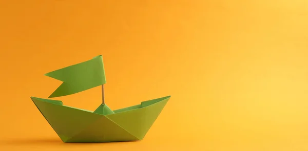 Barco Papel Verde Fundo Amarelo Com Espaço Para Texto — Fotografia de Stock