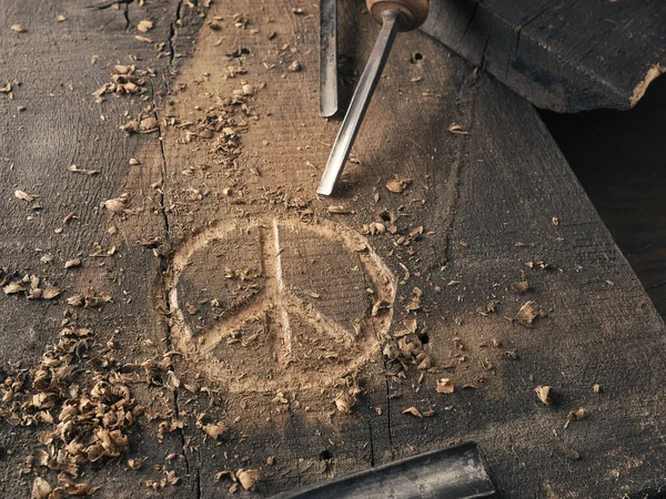 Het Vredessymbool Gesneden Hout Met Beitels Vredesconcept Mondiale Solidariteit Houtbewerking — Stockfoto