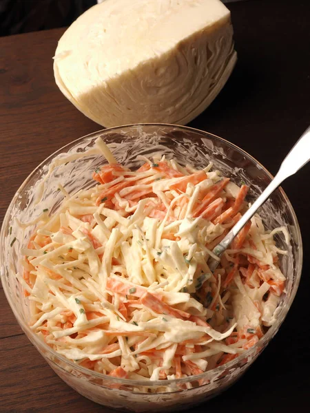 ニンジンと伝統的な白菜のサラダ チャイブ 天然ヨーグルトとビーガンマヨネーズ 有機質のすべて 健康的な食事のコンセプト — ストック写真