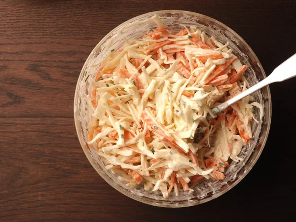 传统的白菜沙拉配上胡萝卜 天然酸奶和素食蛋黄酱 都是有机的 健康饮食概念 — 图库照片