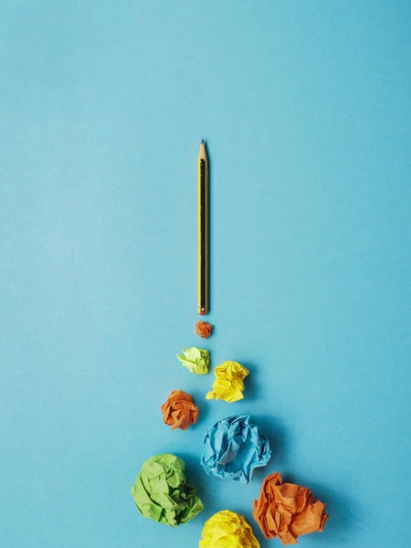 Ceruza Rakéta Indítása Papírgolyókkal Kreativitás Koncepcióval Vagy Ötletek Metaforájával Induló — Stock Fotó