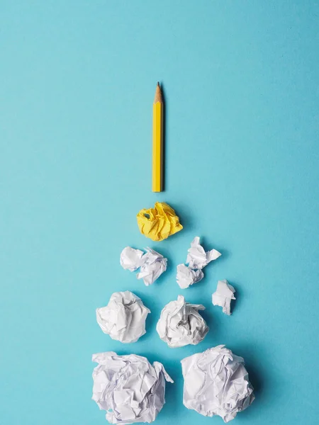 Kalem roketi fırlatılıyor. Jet akışı ile kağıt toplar, yaratıcılık konsepti veya yeni fikirler metaforu, iş kurma, yeni yıl çözünürlüğü