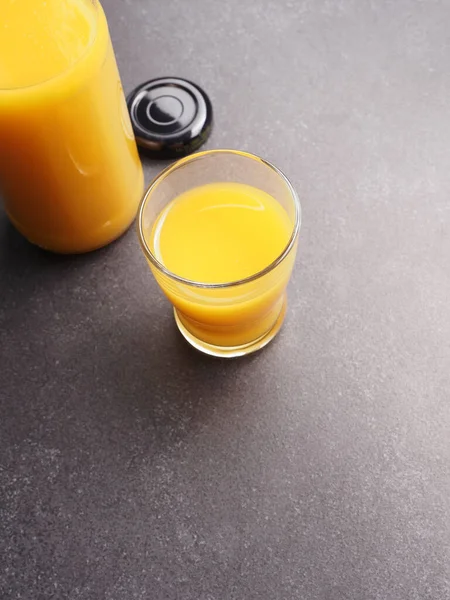 有机橙汁放在石桌上 文字空间 从上方看 健康食品的概念 — 图库照片