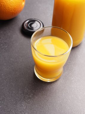 Taş bir masada organik portakal suyu, yazı için yer, yukarıdan görüş, sağlıklı gıda kavramı.