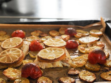 Kekik, sarımsak ve domatesle süslenmiş morina filetosu, sağlıklı bir yemek hazırlamak. Sağlıklı gıda konsepti