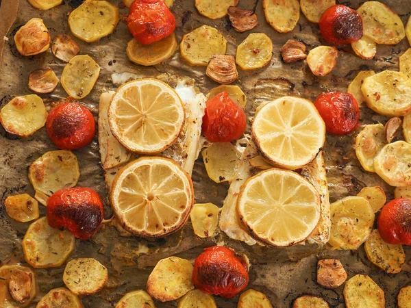 Kabeljaufilet Garniert Mit Thymian Knoblauch Und Tomaten Zubereitung Eines Gesunden — Stockfoto