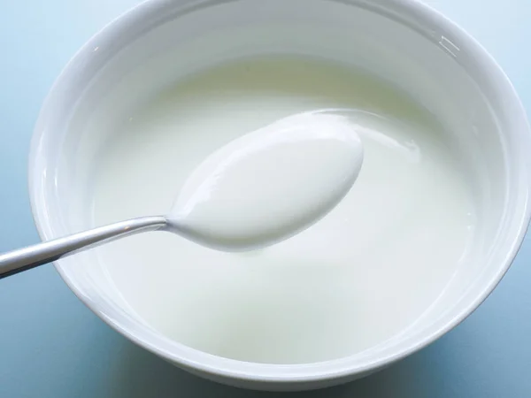 Iogurte Natural Orgânico Baixa Gordura Uma Tigela Branca Conceito Comida — Fotografia de Stock
