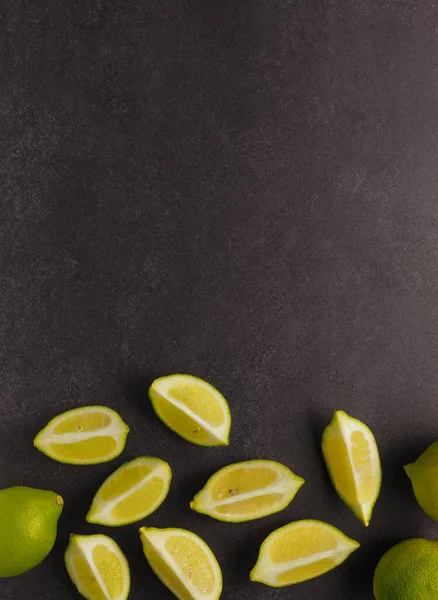 Frische Bio Limetten Auf Dunklem Steinboden Mit Platz Für Text — Stockfoto