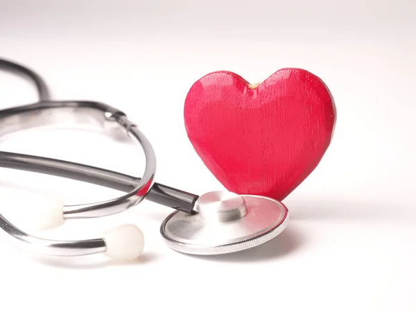 Stethoskop Mit Roter Herzform Auf Weißem Tisch Gesundheitsversorgung — Stockfoto