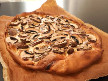 Mantarlı turta ve sarımsaklı bir tabak kağıt, sağlıklı yiyecek.