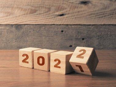 2021 ve 2022 yıllarında ahşap küplerin fırlatılması, yeni yıl konsepti, mevsimlik Noel zamanı