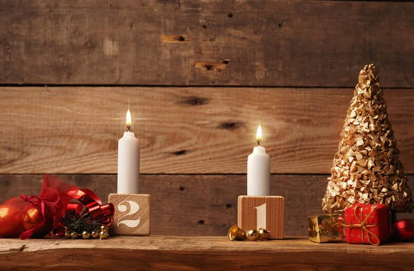 Друге Дві Свічки Горять Сільському Дерев Яному Столі Різдвяним Оздобленням — стокове фото