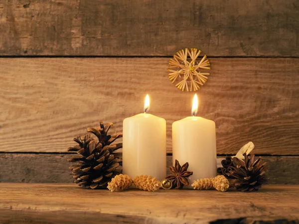 Second Advent Dvě Svíčky Hořící Rustikálním Dřevěném Stole Vánoční Výzdobou — Stock fotografie