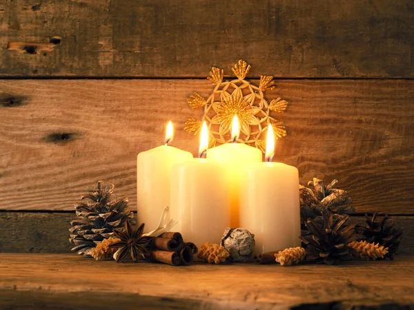 Vierde Advent Vier Kaarsen Branden Een Rustieke Houten Tafel Met — Stockfoto