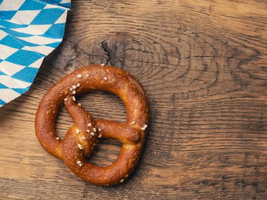 Köy ahşap masasında Bavyera bayraklı lezzetli kraker, Ekim Festivali veya geleneksel Bavyera yemeği konsepti