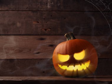 Cadılar bayramı balkabağı oyulmuş Jack o lantner kırsal ahşap bir masada sisli, mesaj için yer var.