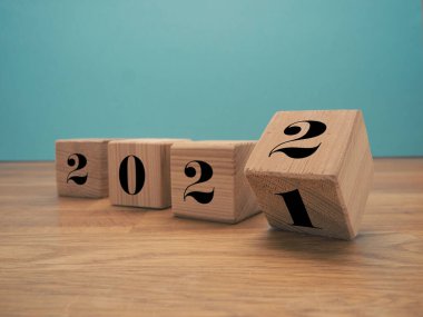 2021 ve 2022 yıllarında ahşap küplerin fırlatılması, yeni yıl konsepti, mevsimlik Noel zamanı