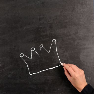 Hand drawing a crown