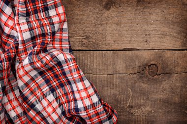 Ahşap üzerine damalı masa örtüsü