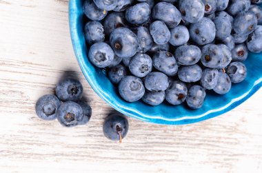 Ahşap üzerine taze yaban mersini