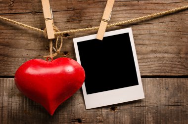 Kırmızı kalp şekli ile eski fotoğraf 