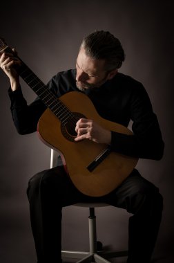 bir stüdyoda gitarist