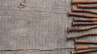 Ahşap üzerine eski paslı çivi