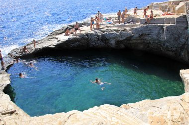 Turistler Giola içinde banyo