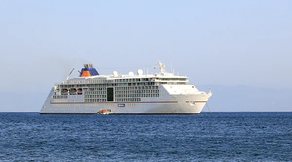 Groot cruiseschip in de blauwe zee — Stockfoto