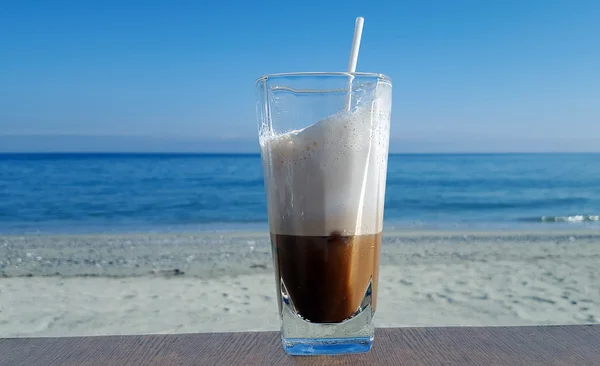 Deniz yanında masada buzlu kahve — Stok fotoğraf