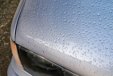 Mumlu araba kaputa yağmur damlaları