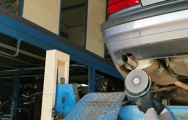 Réparation du tuyau d'échappement d'une voiture — Photo