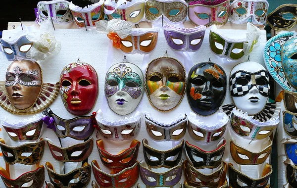 Várias máscaras venezianas à venda — Fotografia de Stock