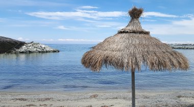 Hasır plaj şemsiyesi sahilde