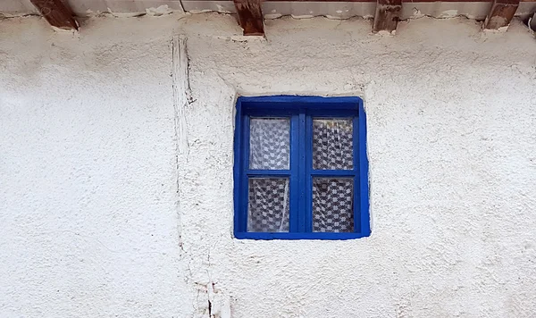 Janela azul na velha casa branca na Grécia — Fotografia de Stock