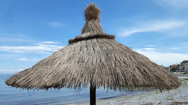 Соломенный зонтик на пляже — стоковое фото