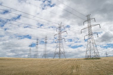 Yüksek gerilim kuleleri gökyüzü arka plan üzerinde