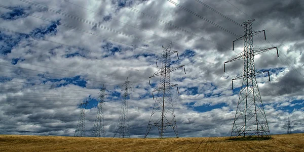 Hochspannungsmasten am Himmel — Stockfoto