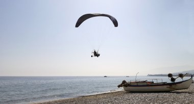 Denizde yükselen paraglider